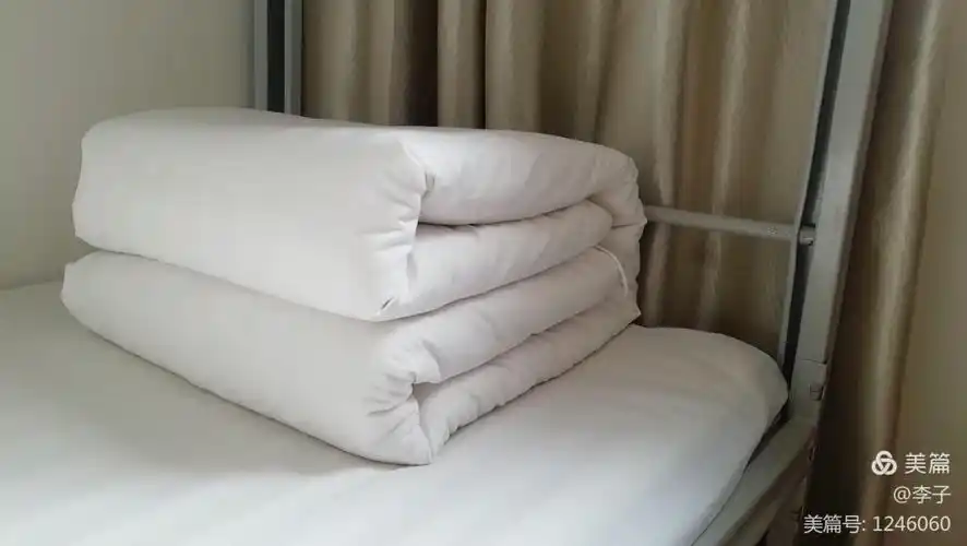 这被子叠的,标准豆腐块!