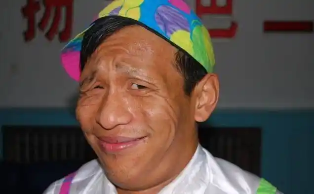 最近一次,他出现在真人秀节目《极限挑战》节目中,全力帮助团队完成了