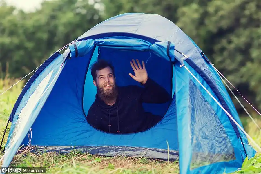 野营,旅游,徒步旅行人们的微笑的男游客,胡须挥舞着帐篷
