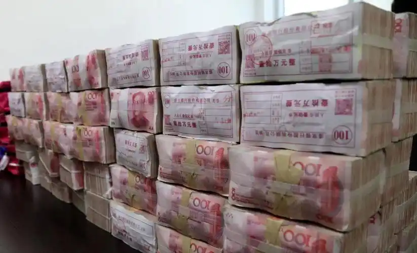 沈阳警方搞了一件大事情桌子上摆了1400万现金现金