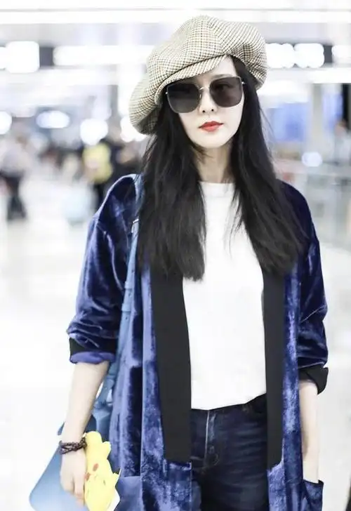 范冰冰又现艺术式造型白色连衣裙配橘色手套橘色妆容好美