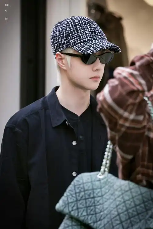 王一博时装周金发##王一博巴黎逛街生图