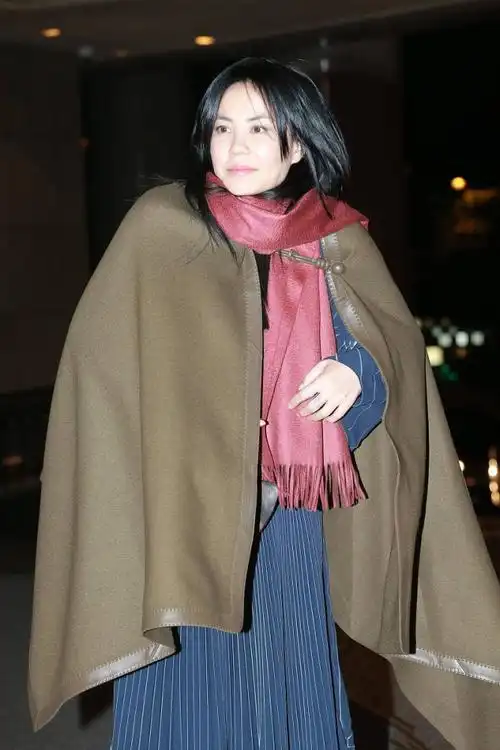 王菲太会打扮了穿披肩大衣配条纹连衣裙气质优雅又显高级