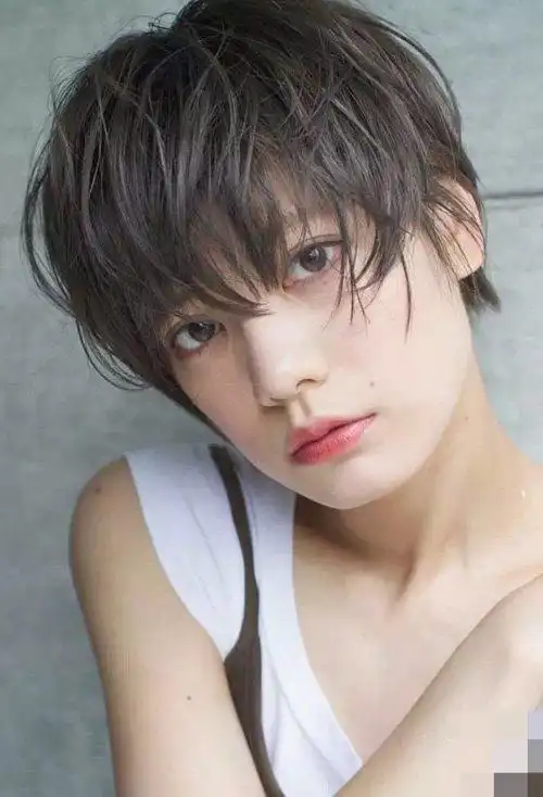 如何处理耳朵前的碎发,短发图片,发型图片