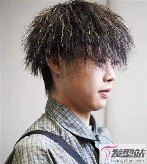 锡纸烫爆炸头发型 朋克照样帅翻天