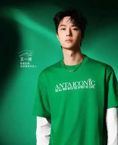 王一博广告硬照来袭挑战完粉色挑战绿色哪个颜色都能轻松驾驭