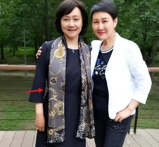 73岁黄梅莹亲身示范发不染黑衣不穿松到老都没有大妈感