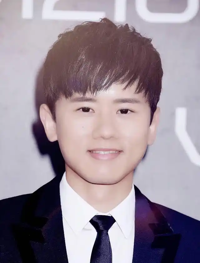 张杰录节目玩游戏缺氧晕倒,脸砸凳子上淤青照片,令人心疼