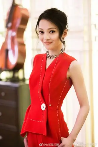 张韶涵身穿comme moi红色无袖连体裤录制《歌手》第二期,撞衫陈数