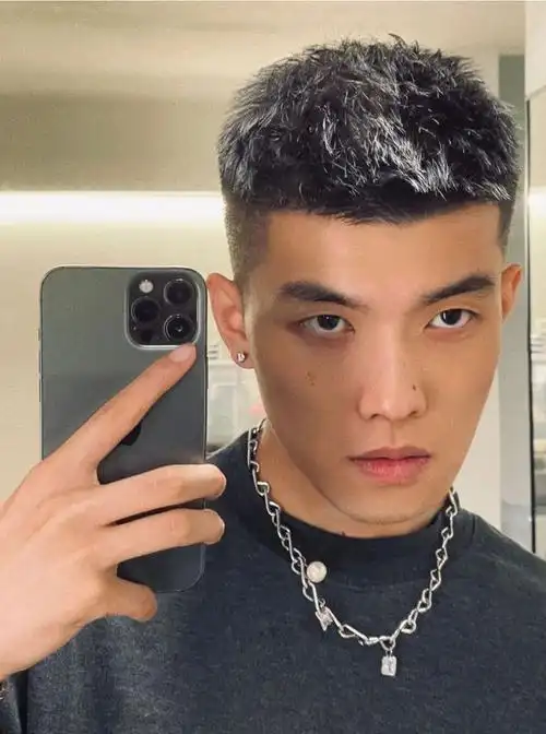 短碎发可以说是最受男士欢迎的发型了,因为大多数男士都在剪,简单清爽