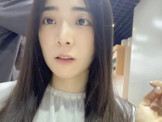 余霜素颜曝光,颜值趋近普通人,但74部视频还是让人心动_腾讯新闻