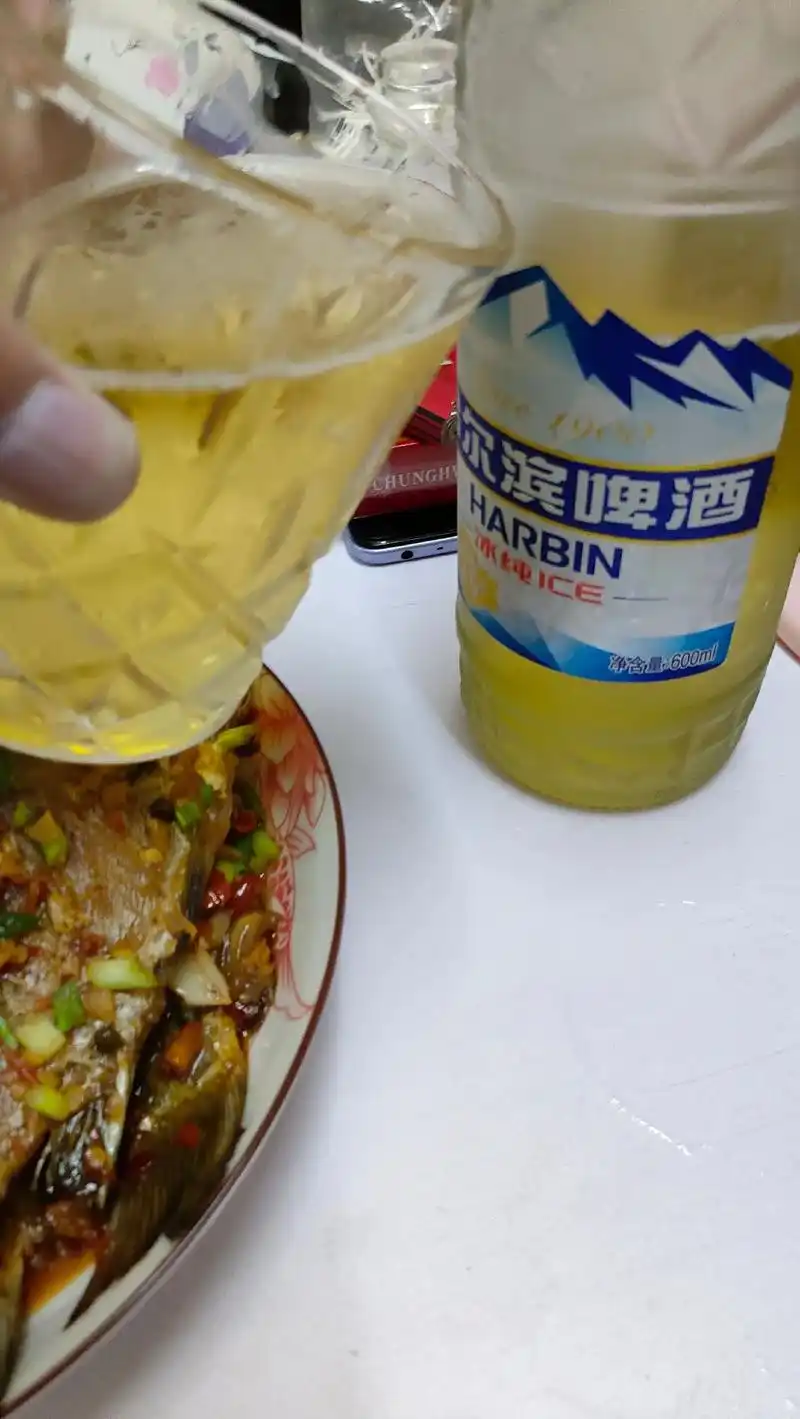 跟酒瓶干杯,#喝点啤啤  #一个人的狂欢 #喝酒新姿势 #喝 - 抖音