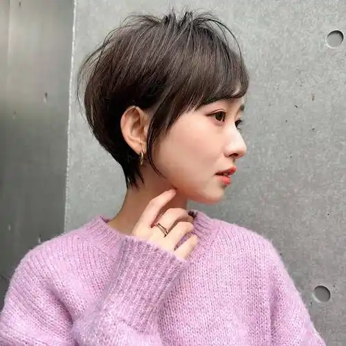 此外,挂耳短发也非常容易打理,只需简单梳理就能够保持整洁有序的效果