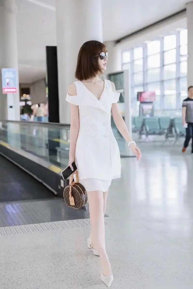 2019年7月1日,毛晓彤现身上海机场飞往北京,当天她身穿白色短裙,脚踩