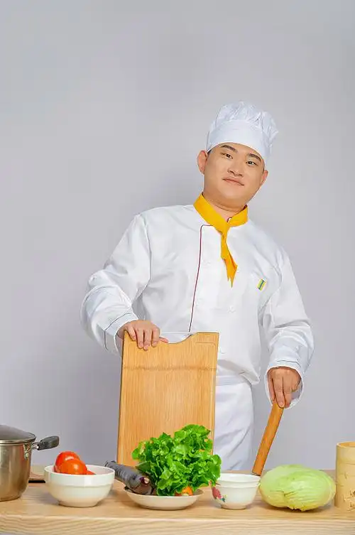 餐饮职场商业厨师服人物拿菜板摄影图片