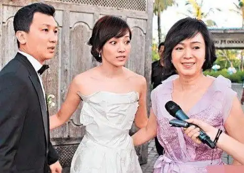 黄伯俊侯佩岑夫妇和其母亲林月云