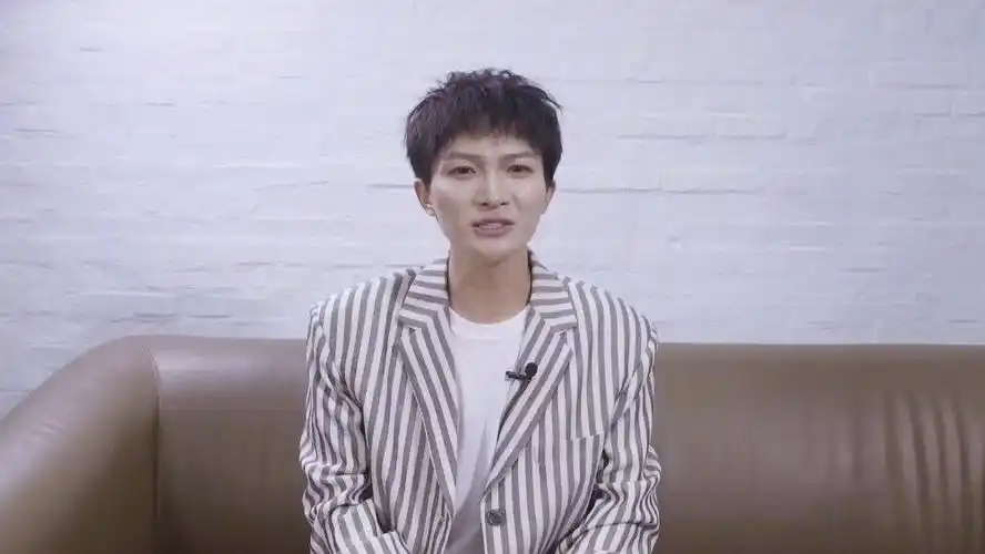 卡布叻_周深 深情献唱的英雄主打歌《微光海洋》 即