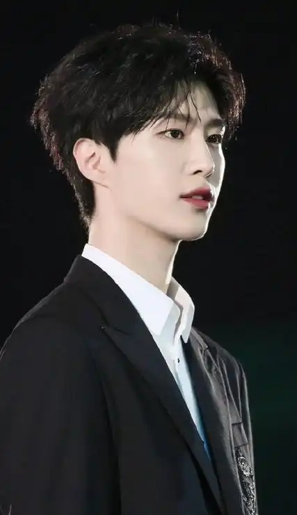 高清无水印男生气质壁纸 2022很优质的个性锁屏男生壁纸下载_七七下载