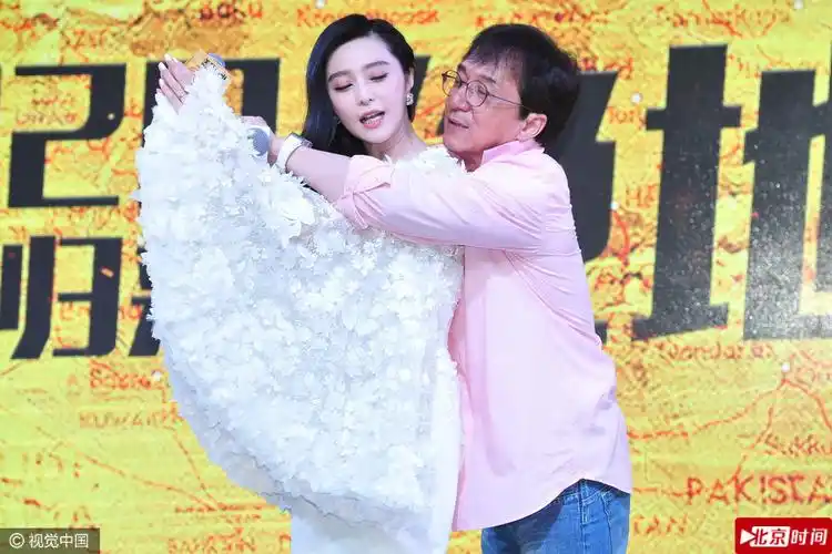 成龙紧贴范冰冰教授防狼术 这表情也是醉了