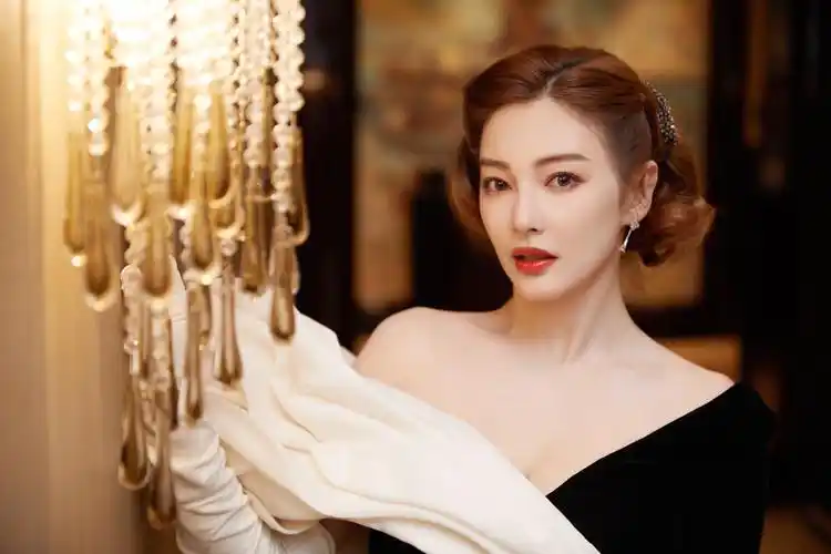 张雨绮手机壳引争议,"厌男"言论遭到网友吐槽,疑似立人设翻车