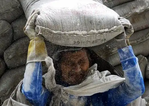 弟弟结婚我回家一趟,途中看到工地上的一个身影,我黯然流泪!