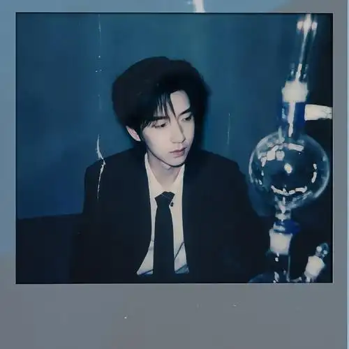 藏着两张拍立得 修复一下帅晕…🙏🏻🙏🏻#青年主持人贺峻霖