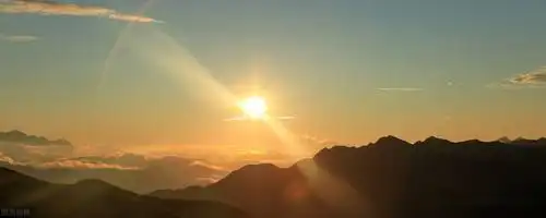 橙黄的模样只有在轰然撞向山峦的时候傍晚的太阳,是铁锈的下午的太阳