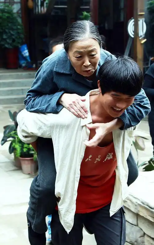 谢孟伟,王新,张双利,任容萱等实力演员的都市温情大剧《背着奶奶进城
