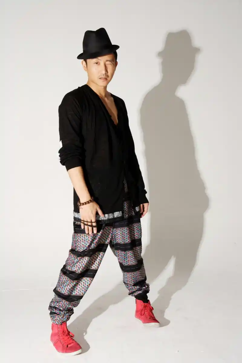 涂松岩展嬉皮风