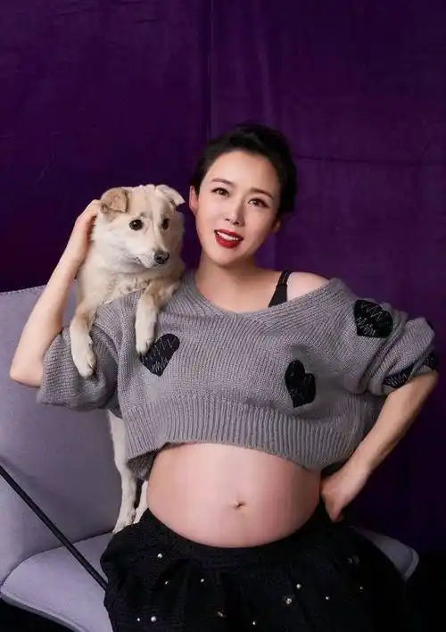 容光焕发,风采依旧呀,不禁让人感叹,怀孕的"嫦娥姐姐"还是那么的美啊