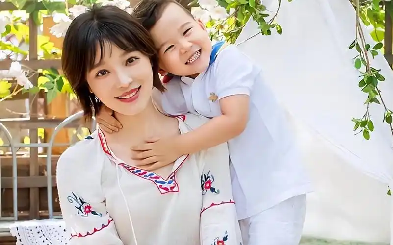 央视胡蝶:不顾一切闪婚大12岁的陆川,婚后生下一儿一女,幸福美满