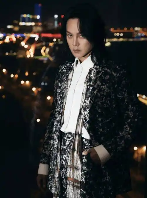 形如男模的复古打扮现在留着长发的尹正是变得很有凹造型,而且留着