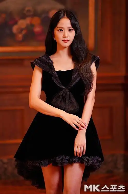 jisoo金智秀出席《雪滴花》发布会jisoo身着dior 2019春夏高定礼服