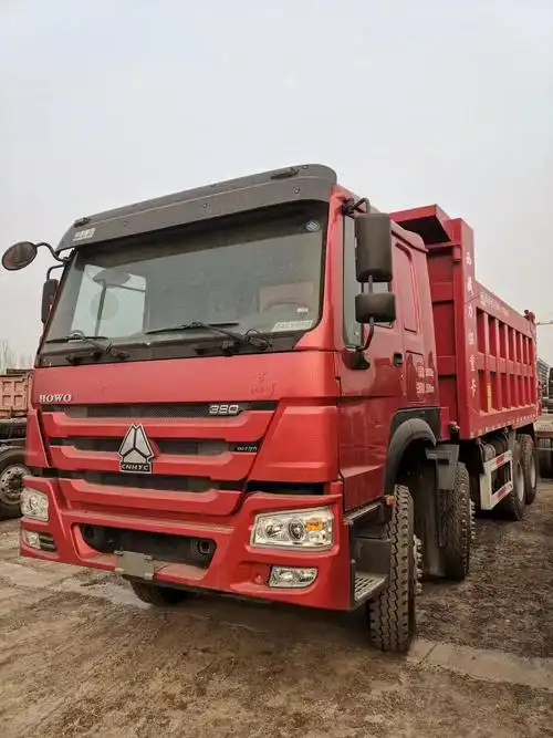 豪沃8x4驱动5.6米自卸车