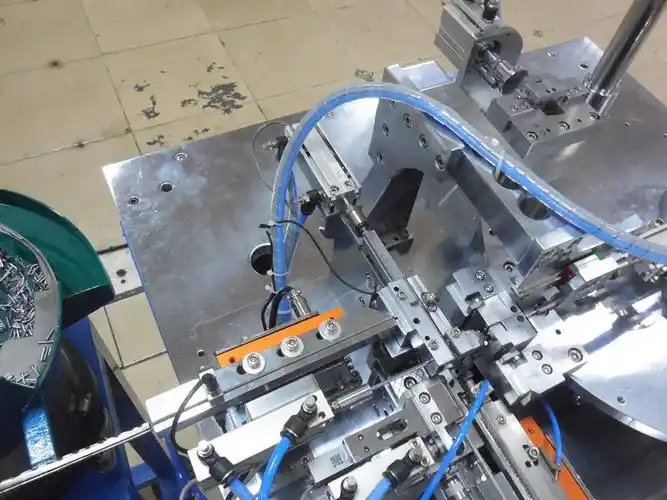 >东莞圣杰电线夹子自动装配机    设备名称      1cm怪手夹组装机