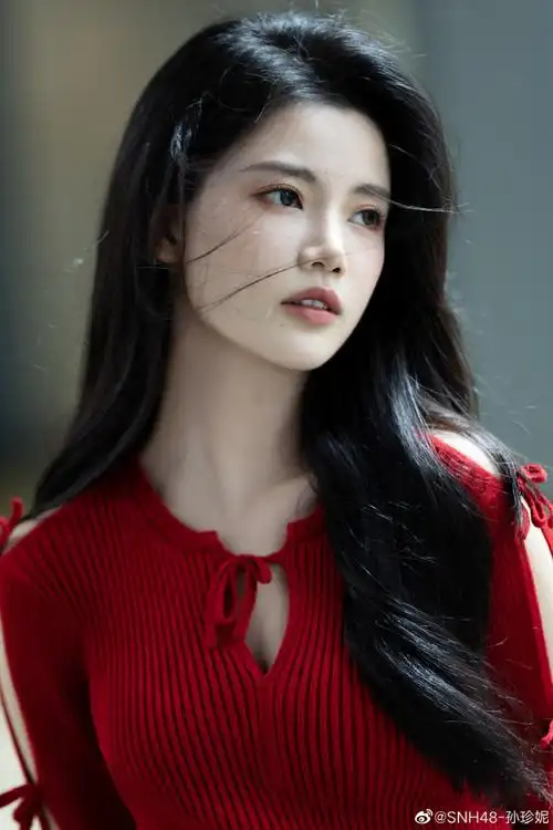 孙珍妮红色露肩毛衣造型