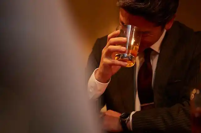 深夜的酒说说心情句子(深夜喝酒想哭说说伤感句子)