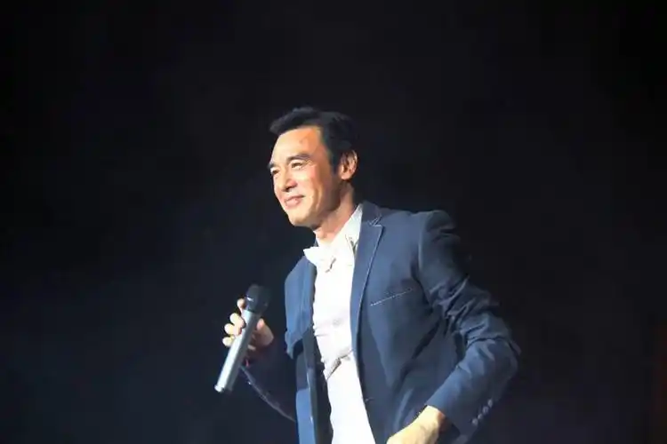 p>钟镇涛(kenny bee),1953年2月23日出生于香港,中国香港男歌手,音乐