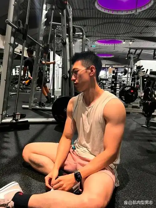 长得太帅太喜欢了,身材魁梧,胸肌让人爱不释手,自拍照也是吸引人!