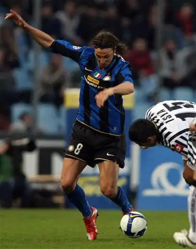 图文意甲乌迪内斯vs国际米兰伊布带球巧妙过人