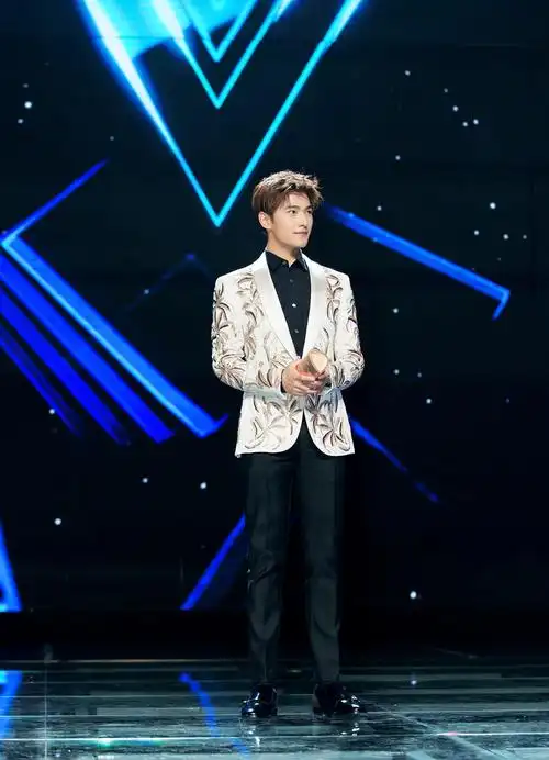 杨洋反向v字手亮相星光大赏 荣获"vip之星"实力宠粉