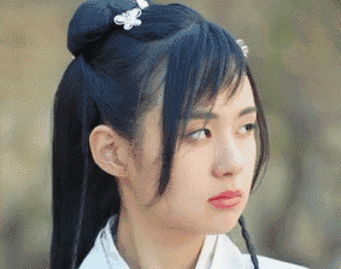 有时候他们的表情也会被网友放大,甚至被做成表情包,就拿"翻白眼"来说