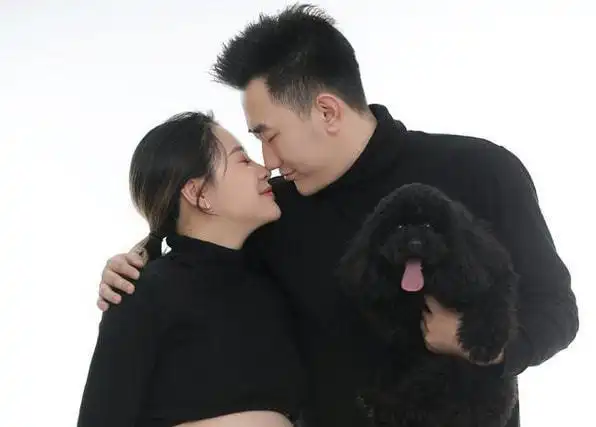 祝贺中国跳水冠军女神晒孕照老公英俊俩人站一块夫妻相十足