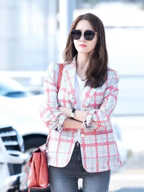 街拍:性感女神林允儿现身机场,教你打造时尚女神范儿!_手机搜狐网