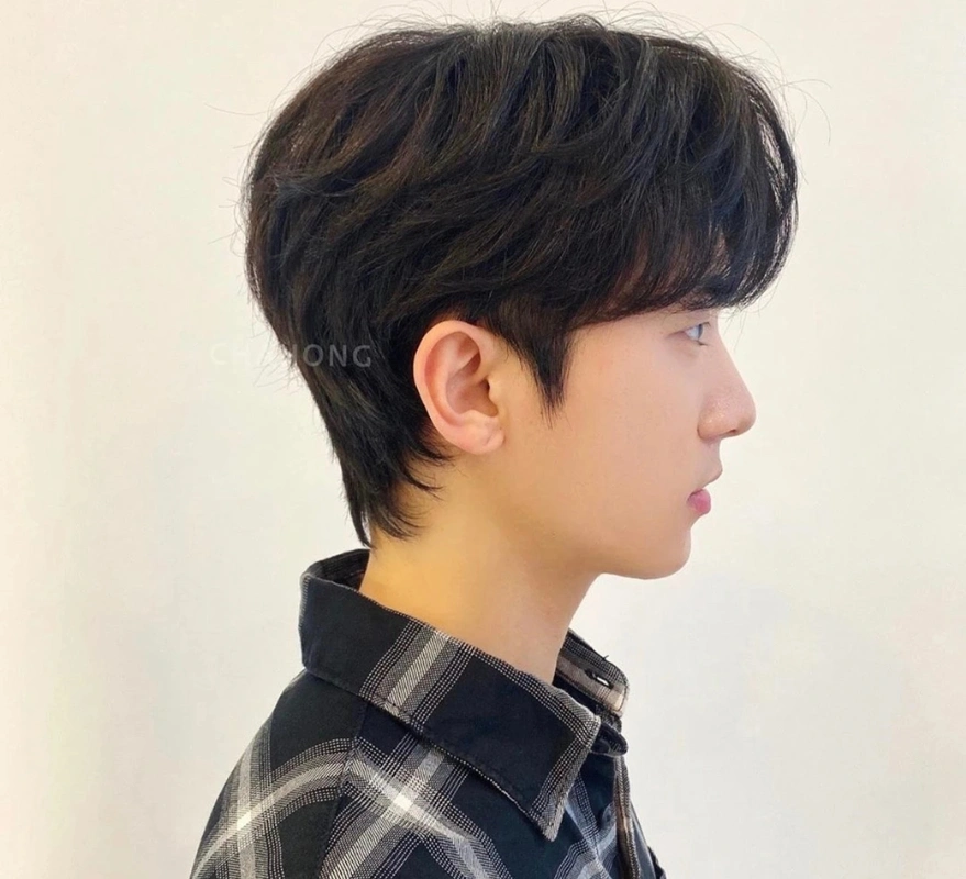 特别长,可以参考下面两幅发型对比图,精神的碎发小寸头才是最好的选择