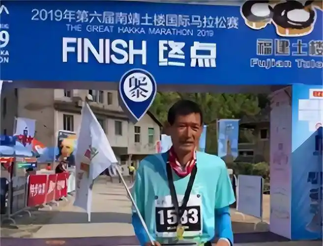 这面旗帜由四句话组成:"肺癌晚期,跑马抗癌,生命不息,运动不止".