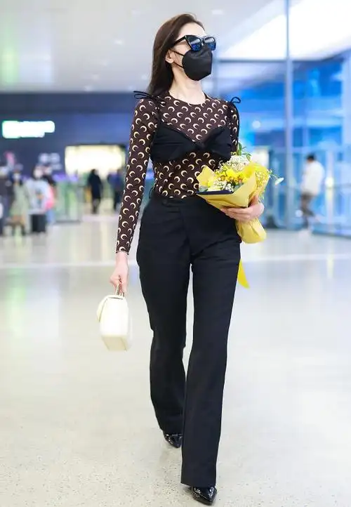 张天爱终于穿对了西装搭紧身牛仔裤看不出假胯宽腿太细了