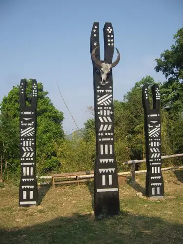 氏族的图腾,挂人头的木桩