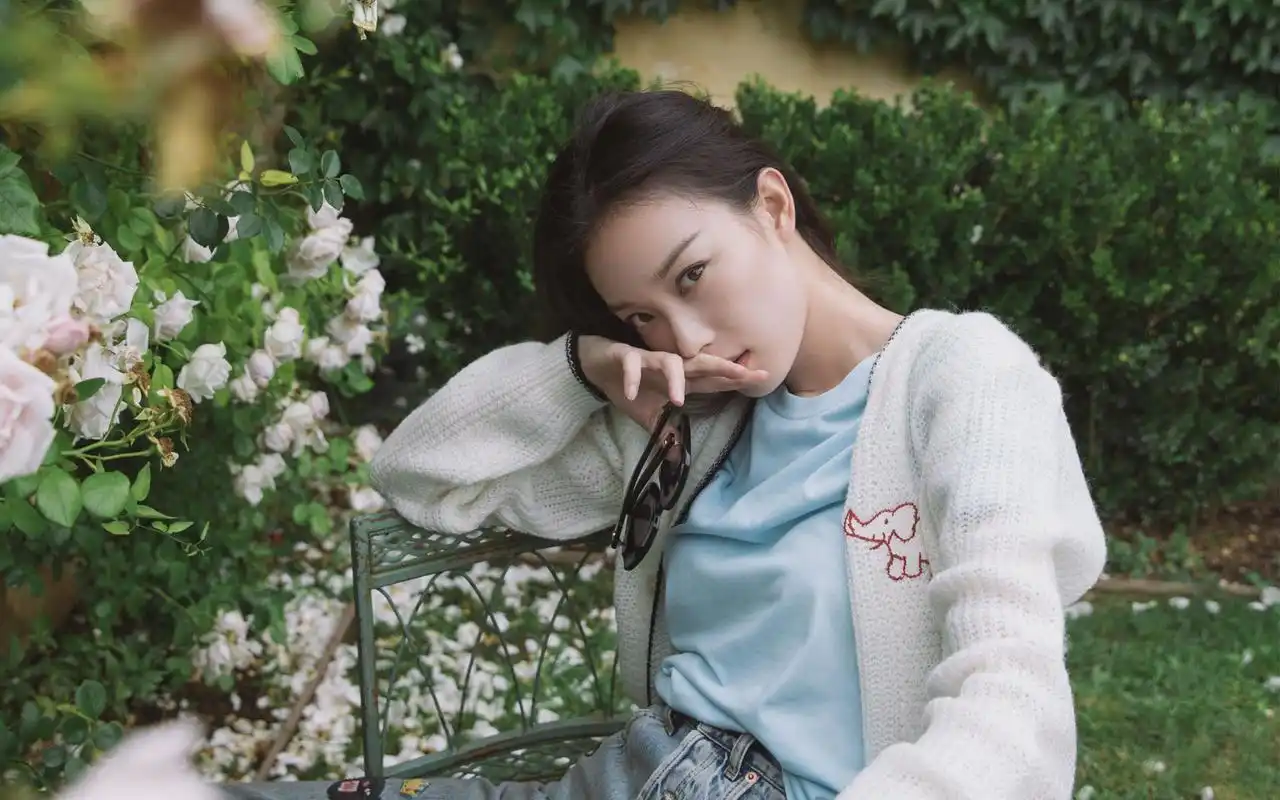 倪妮性感户外写真高清桌面壁纸