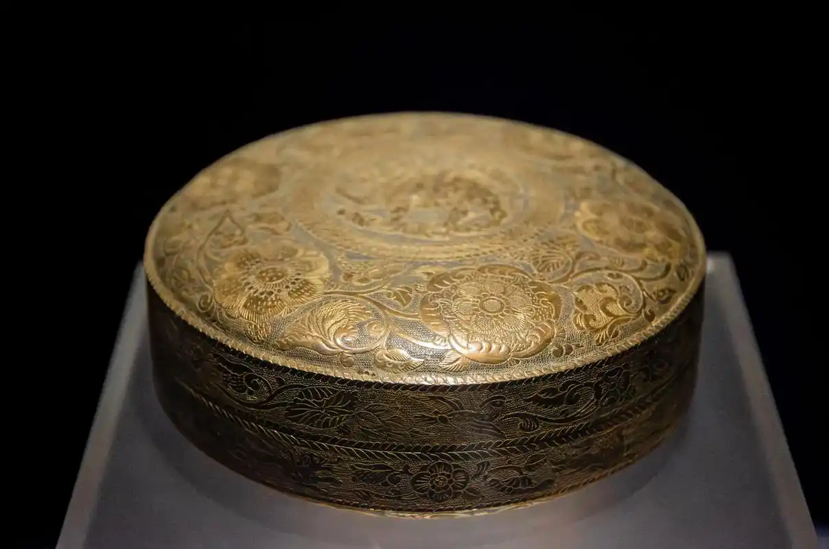 陕西历史博物馆之鎏金飞狮纹宝相花银盒